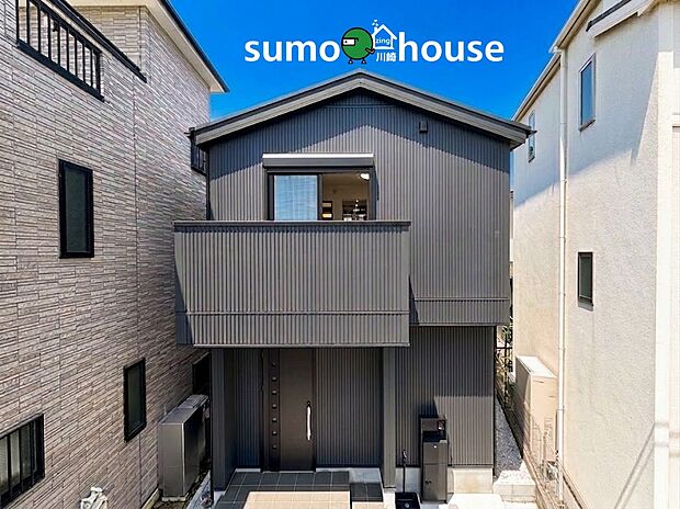 【スタイリッシュなデザイナーズ外観】シックなダークカラーで統一された、モダンで洗練された佇まい。青空に美しく映えるエッジの効いたデザインが、住まう人のこだわりと個性をさりげなく演出してくれます。