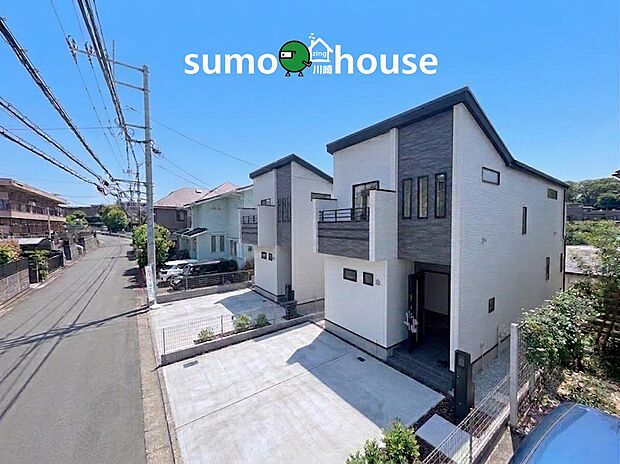 【緑豊かな閑静な住宅街に佇むモダン邸宅】周辺は高い建物がなく、心地よい陽光と爽やかな風が吹き抜ける開放的なポジション。落ち着いた住環境で、小さなお子様がいるご家庭も安心してのびのびと暮らせます。