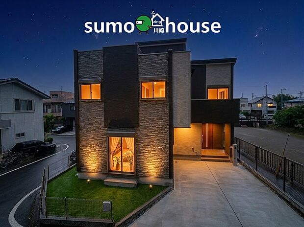 【気品ある夜のアプローチ】美しいライティングが邸宅の高級感を際立たせる外観。(本画像はCGで作成しており、実際に現地に家具・家電はおかれておりません。また価格に家具・家電は含まれておりません)