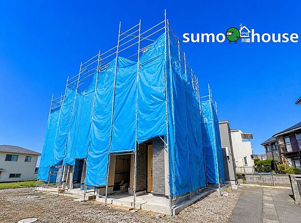 現在、丁寧に建築が進んでおります。完成前ですが、実際の敷地の広さや周辺環境、日当たりなどを現地で直接ご体感いただけます。マイホームが形になっていくワクワク感を、ぜひご自身の目でお確かめください。