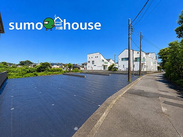 綺麗に区画割りされた、開放感あふれる美しい売地。前面道路は舗装されており、お車の出し入れや毎日の通勤・通学もスムーズに行えます。空が広く感じられるこの場所で、ご家族のこだわりを詰め込んだ家づくりを。