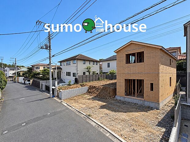 前面道路はゆとりがあり、お車の出し入れもスムーズに行えます。周囲は美しい戸建てが立ち並ぶ落ち着いた雰囲気。陽光をたっぷり取り込める整った地形で、プライバシーにも配慮された設計が可能です。