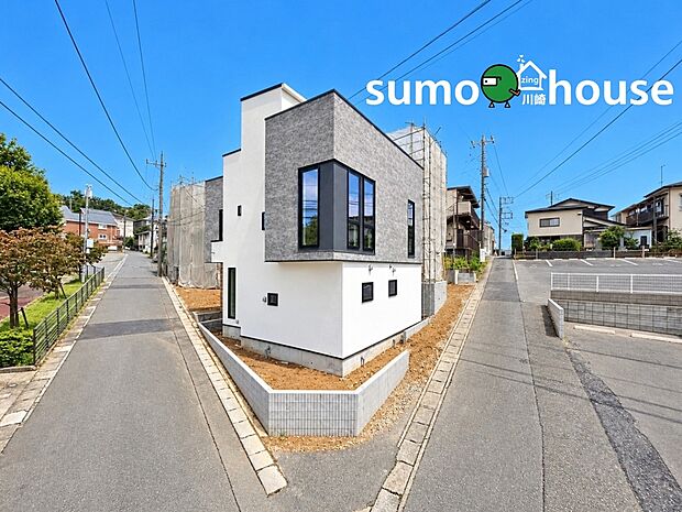 建築中の現地写真。開放的な立地とゆとりある建物のスケール感を、ぜひ現地でお確かめください。