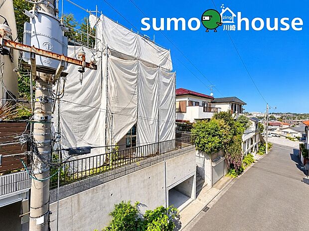 高台に位置し、周囲の街並みを見渡せる開放的なロケーション。広がる青空と緑豊かな住宅街の景色が魅力で、落ち着いた暮らしを叶える住環境です。