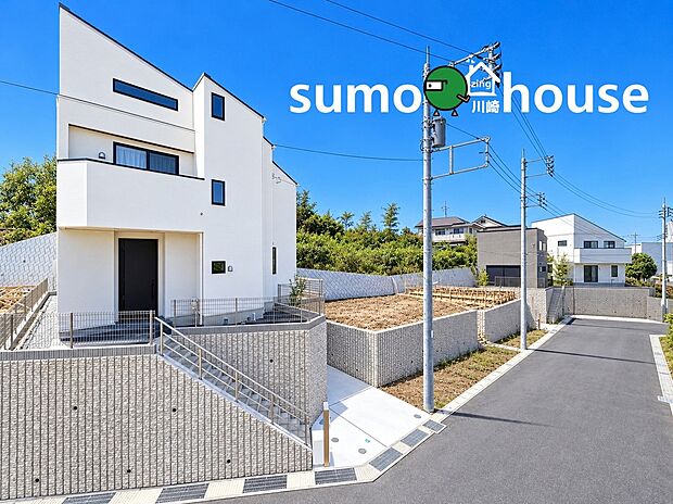 美しい青空に映えるモダンな住宅街。ゆとりある道路と統一感のある街並みが魅力です。開放的なロケーションで、穏やかな新生活をイメージできます。