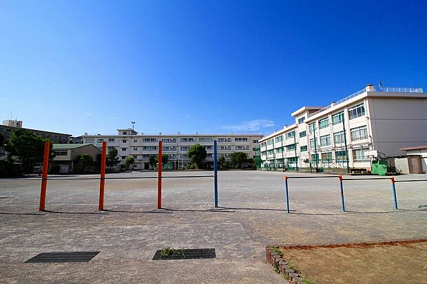 川崎市立梶ヶ谷小学校(約190m)