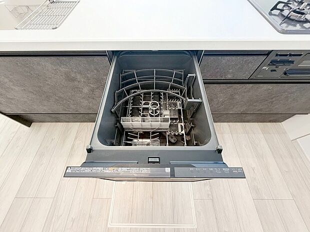 【食洗器】家事時間を劇的に短縮してくれる、嬉しい食器洗い乾燥機を標準装備!引き出しが大きく開くスライドオープン型で、食器の出し入れもスムーズです。手荒れの予防や節水にも繋がり、毎日の食後をゆとりある時間に。