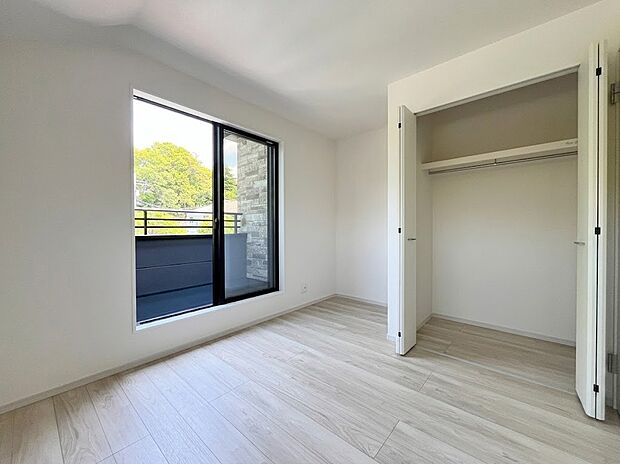 【居室5.2帖】バルコニーに面した大きな窓から心地よい光と風が入る5.2帖の洋室!枕棚とハンガーパイプが付いた大容量クローゼット完備で、衣類を綺麗に収納できます。子ども部屋や書斎など、多用途に使える快適な空間です。