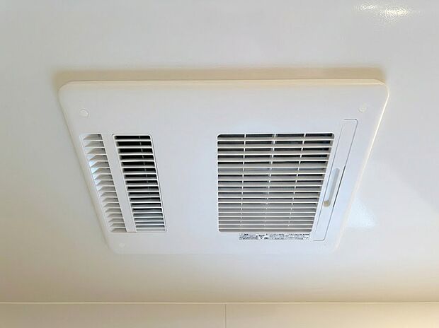 【浴室乾燥機】雨の日や花粉の季節の洗濯物干しに大活躍な浴室換気乾燥暖房機を完備!タイマー付きで夜間の乾燥も安心です。冬場のヒートショックを防ぐ暖房機能や、夏場を涼しくする涼風機能もあり、一年中快適に過ごせます。