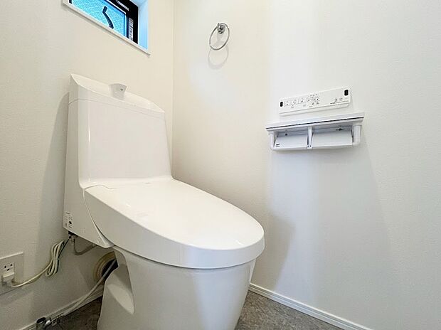 【トイレ】白を基調とした清潔感あふれるトイレスペース!便利な温水洗浄便座や、スマホの一時置きにも重宝する2連ペーパーホルダーを完備。明るい自然光が入り、スムーズな換気も行える小窓付きで毎日快適に使えます。