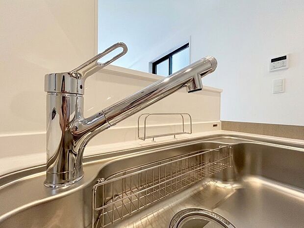 【浄水器】いつでも綺麗で美味しいお水が使える浄水器一体型水栓!ホースを引き出してシンクの隅々までサッと洗い流せる便利なハンドシャワータイプです。洗剤ラックやまな板立てを完備し、毎日の調理や片付けもスムーズ。