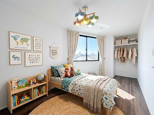 【居室6.4帖】ベッドや本棚を置いてもゆとりある6.4帖の居室！明るく開放的な子ども部屋に最適。（本画像はCGで作成しており、実際に現地に家具家電はおかれておりません。また価格に家具・家電は含まれておりません）
