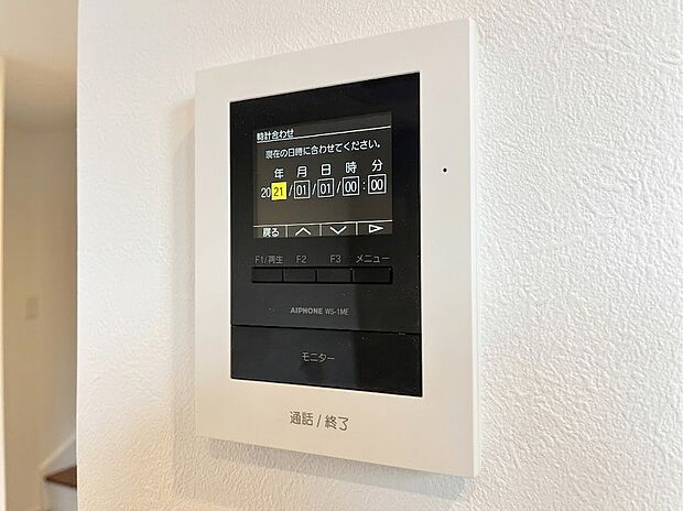 【TVモニター付インターホン】来客の顔を確認してから通話できる、安心のＴＶモニター付きインターホン！留守中の訪問者を後からチェックできる便利な録画機能も搭載。お子様のお留守番や、日々の防犯面において心強い味方となる基本設備です。