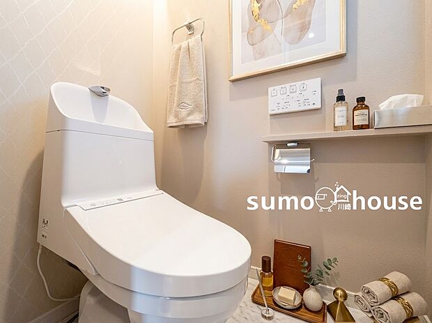 【トイレ】大理石調の床や上品なアクセントクロスが、毎日の生活に潤いを与える美しいレストルーム。（本画像はCGで作成しており、実際に現地に家具・家電はおかれておりません。また価格に家具・家電は含まれておりません）