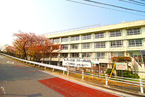 稲城市立稲城第二中学校（約850m）