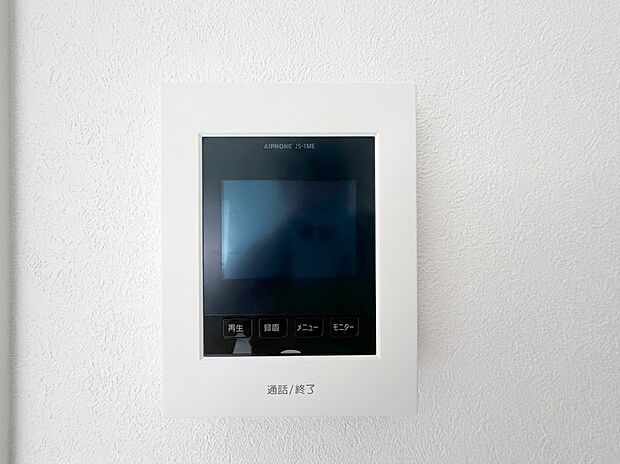 【TVモニター付きインターホン】来客時の顔と姿を室内からしっかり確認できるため、不審な訪問者への対応や、お子様のお留守番時にも防犯面で安心です。ワンタッチで通話や終了ができるシンプルな操作性で、家族みんなが快適に使えます。