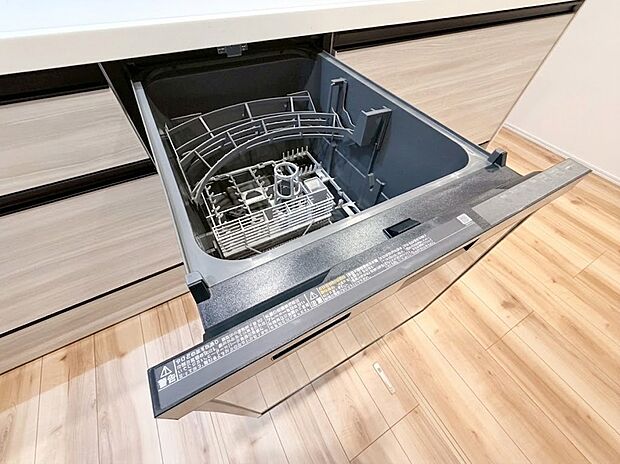 【食洗器】家事の負担をグッと減らしてくれるビルトイン食器洗い乾燥機。食後の面倒な洗い物はお任せ!空いた時間を家族団らんや自分のリラックスタイムに有効活用できる、嬉しい時短設備です。
