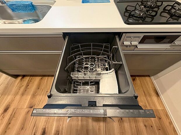 【食洗器】家事の負担をグッと減らしてくれるビルトイン食器洗い乾燥機。食後の面倒な洗い物はお任せ!空いた時間を家族団らんや自分のリラックスタイムに有効活用できる、嬉しい時短設備です。