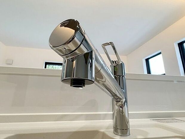 【浄水器一体型水栓】場所を取らない浄水機能を一体型のスッキリとした水栓で、手軽に安心・安全な水が使えます。ヘッドを引き出せるシャワータイプなので大きなお鍋への注水もしやすく、シンクのお掃除もしやすいデザインです。
