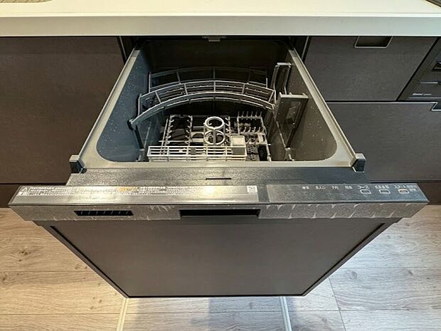 【食洗器】家事の負担をグッと減らしてくれるビルトイン食器洗い乾燥機。食後の面倒な洗い物はお任せ!空いた時間を家族団らんや自分のリラックスタイムに有効活用できる、嬉しい時短設備です。