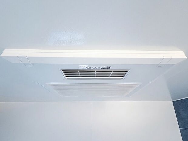 【浴室乾燥機】暖房・乾燥・涼風・換気のモードを搭載した浴室換気乾燥機。天候や時間帯を気にせずいつでも洗濯物が干せる乾燥機能付き。さらに冬場のヒートショック対策など、年中快適なバスライフを支えます。