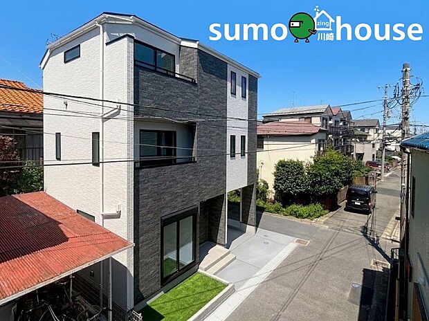 【外観】閑静な住宅街に佇む、モダンで存在感のある3階建ての邸宅。 採光に配慮された窓の配置が特徴的で、明るく快適な室内空間を予感させます。 前面道路からの車の出し入れもしやすいゆとりある設計です。