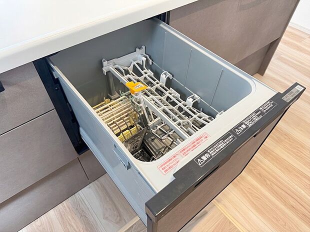 【食洗器】家事の負担をグッと減らしてくれるビルトイン食器洗い乾燥機。食後の面倒な洗い物はお任せ!空いた時間を家族団らんや自分のリラックスタイムに有効活用できる、嬉しい時短設備です。