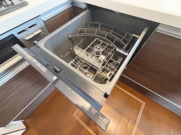 【食洗器】家事の負担をグッと減らしてくれるビルトイン食器洗い乾燥機。食後の面倒な洗い物はお任せ!空いた時間を家族団らんや自分のリラックスタイムに有効活用できる、嬉しい時短設備です。