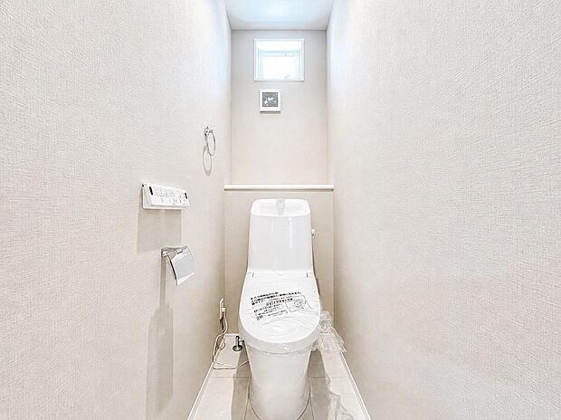【トイレ】白を基調とした、清潔感あふれる落ち着いたトイレスペース。小窓がついているため自然光が入りやすく、明るく爽やかな空間を保てます。便利なウォシュレット機能付きです。