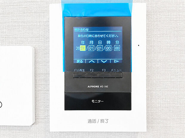 【TVモニター付きインターホン】来客時の顔と姿を室内からしっかり確認できるモニター付きインターホン。不審な訪問者への対応や、お子様のお留守番時にも防犯面で安心です。ワンタッチで通話や終了ができるシンプルな操作性です。