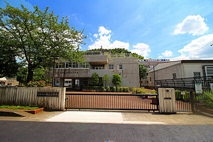 川崎市立岡上小学校 750m(徒歩10分)