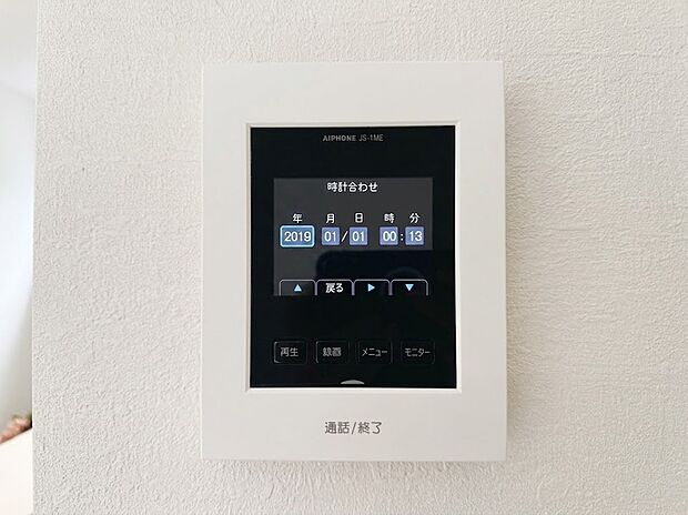 【TVモニター付きインターホン】来客時の顔と姿を室内からしっかり確認できるモニター付きインターホン。不審な訪問者への対応や、お子様のお留守番時にも防犯面で安心です。ワンタッチで通話や終了ができるシンプルな操作性です。