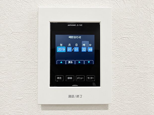 【TVモニター付きインターホン】来客時の顔と姿を室内からしっかり確認できるモニター付きインターホン。不審な訪問者への対応や、お子様のお留守番時にも防犯面で安心です。ワンタッチで通話や終了ができるシンプルな操作性です。