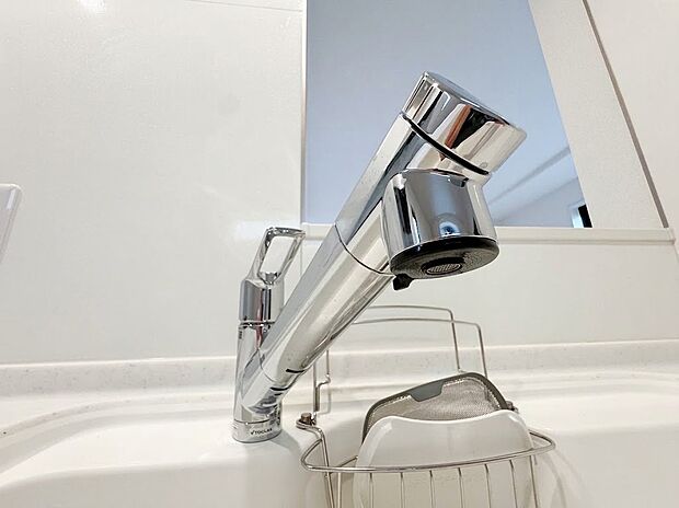 【浄水器一体型水栓】場所を取らない浄水機能を一体型のスッキリとした水栓で、手軽に安心・安全な水が使えます。ヘッドを引き出せるシャワータイプなので大きなお鍋への注水もしやすく、シンクのお掃除もしやすいデザインです。