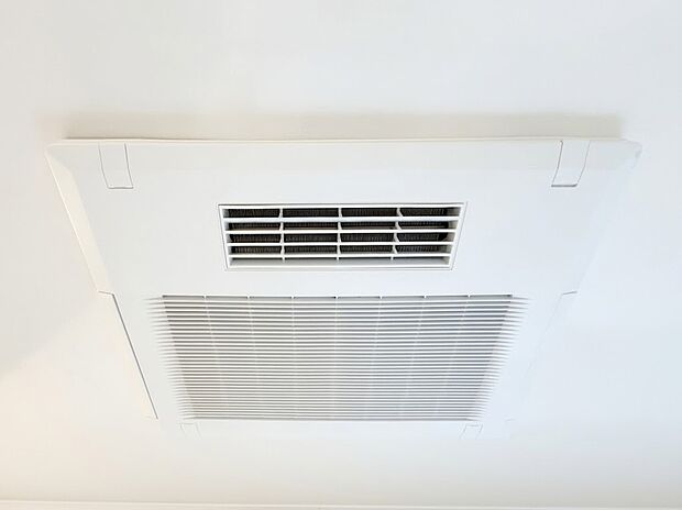 【浴室乾燥機】暖房・乾燥・涼風・換気のモードを搭載した浴室換気乾燥機。天候や時間帯を気にせずいつでも洗濯物が干せる乾燥機能付き。さらに冬場のヒートショック対策など、年中快適なバスライフを支えます。