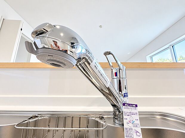 【浄水器一体型水栓】場所を取らない浄水機能を一体型のスッキリとした水栓で、手軽に安心・安全な水が使えます。ヘッドを引き出せるシャワータイプなので大きなお鍋への注水もしやすく、シンクのお掃除もしやすいデザインです。