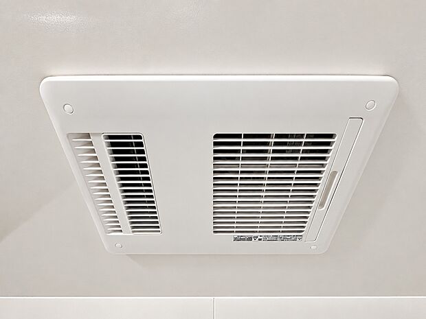【浴室乾燥機】暖房・乾燥・涼風・換気のモードを搭載した浴室換気乾燥機。天候や時間帯を気にせずいつでも洗濯物が干せる乾燥機能付き。さらに冬場のヒートショック対策など、年中快適なバスライフを支えます。