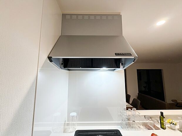 【換気扇】油汚れが付きにくく、サッと拭くだけで綺麗に保てるスタイリッシュなレンジフード。面倒なファンのお掃除も簡単な設計で、手元を明るく照らす照明も完備。煙をしっかり吸い込み、室内の空気をクリーンに保ちます。