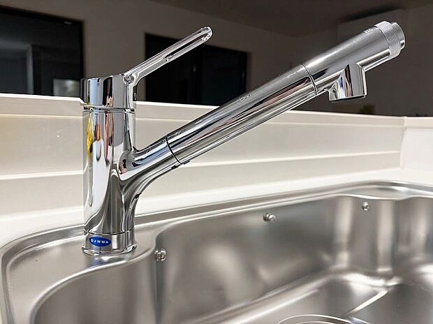 【浄水器一体型水栓】場所を取らない浄水機能を一体型のスッキリとした水栓で、手軽に安心・安全な水が使えます。ヘッドを引き出せるシャワータイプなので大きなお鍋への注水もしやすく、シンクのお掃除もしやすいデザインです。