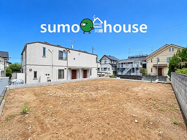 【現地】ゆとりある敷地面積が魅力。隣接する建物との距離も感じられ、明るく開放的な住まいが期待できます。