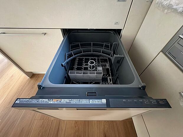 【食洗器】家事の負担をグッと減らしてくれるビルトイン食器洗い乾燥機。食後の面倒な洗い物はお任せ!空いた時間を家族団らんや自分のリラックスタイムに有効活用できる、嬉しい時短設備です。