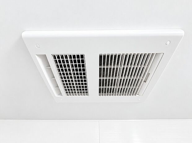 【浴室乾燥機】暖房・乾燥・涼風・換気のモードを搭載した浴室換気乾燥機。天候や時間帯を気にせずいつでも洗濯物が干せる乾燥機能付き。さらに冬場のヒートショック対策など、年中快適なバスライフを支えます。