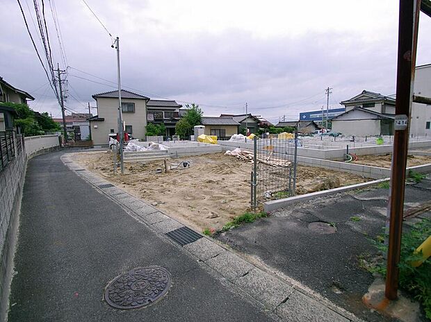 静かな生活道路に面した、安心の住まい。車の往来が少なく、小さなお子さまがいるご家族にも優しい、穏やかな環境が整っています。