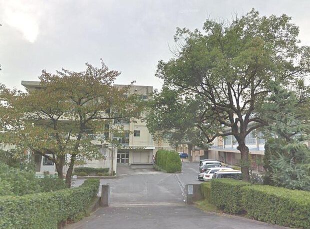 東郷町立諸輪小学校まで818m