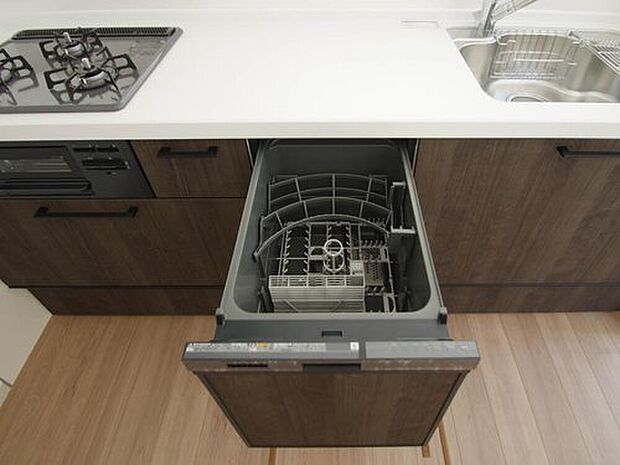 食器洗乾燥機付きで家族の食器もピカピカ。後片付けもラクラクこなせて、日々の生活には欠かせない便利設備。環境にもママの手にも優しいのがうれしいですね。