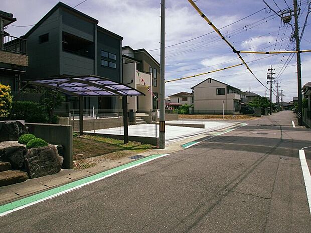 前面道路は交通量の少ない道路です。ゆとりがあり、駐車時もゆっくりと落ち着いて行える立地環境になっています♪　　