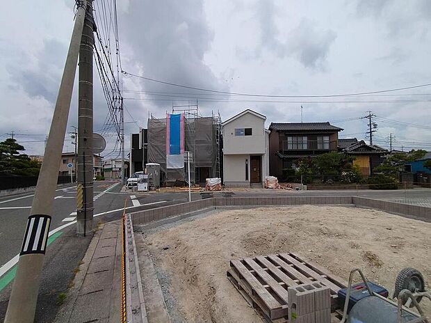 前面道路は交通量の少ない道路です。ゆとりがあり、駐車時もゆっくりと落ち着いて行える立地環境になっています♪　　