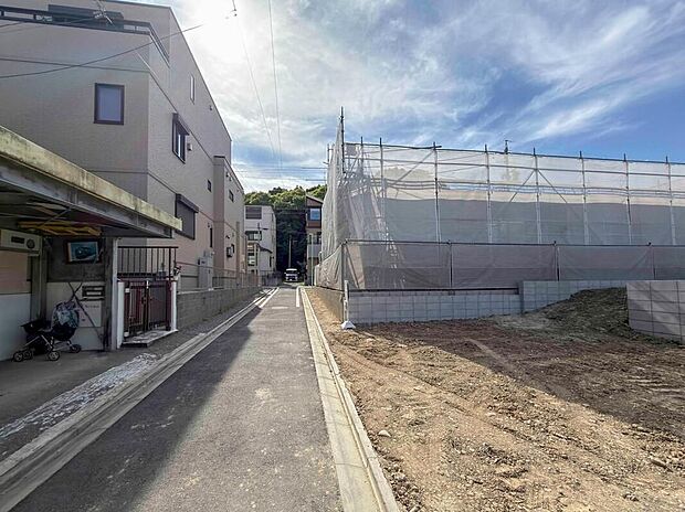 前面道路は交通量の少ない道路です。ゆとりがあり、駐車時もゆっくりと落ち着いて行える立地環境になっています♪　　