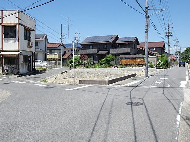南東側約6.91ｍ・南側約4.73ｍの公道に面した開放感ある敷地。現地では陽当りや前面道路の広さ、周辺の街並みも確認できます。完成後の住まいを想像しながら、ぜひ現地でご覧ください♪