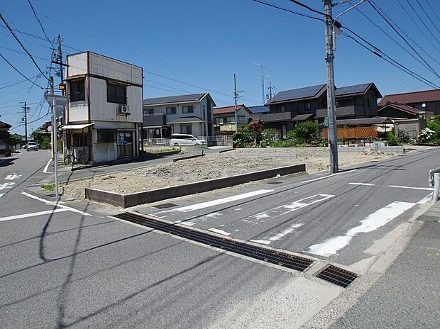 全2棟の分譲地は前面道路が広く、車の出入りもしやすい立地。1号棟3台、2号棟2台駐車可能な区画で、毎日のカーライフや来客時の使い方、周辺道路の雰囲気も現地でしっかり確認できますね♪